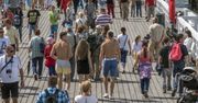 Wakacje 2021. Turyści przesadzają. Półnadzy spacerują po ulicach