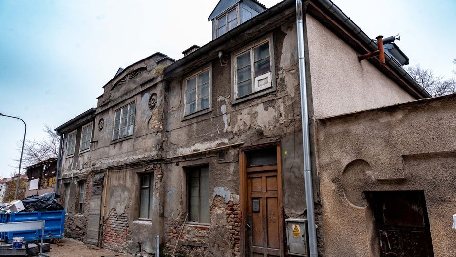 Zniszczony dwór w Gdańsku z XVIII wieku