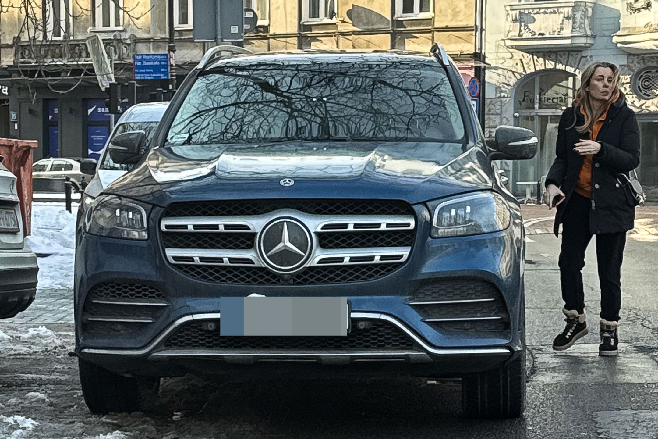 Karolina Ferenstein-Kraśko w naturalnej odsłonie wsiada do auta