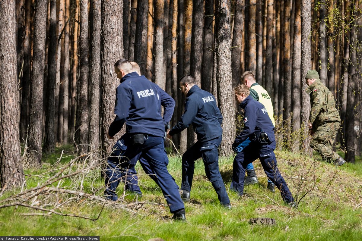 Służby w okolicy miejsca, w którym znaleziono rakietę