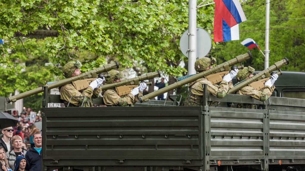 Na zdjęciu rosjyscy żołnierze z rakietnicami w ciężarówce w trakcie parady