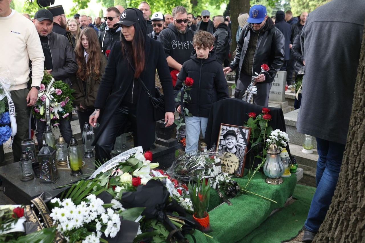 Pogrzeb "Joki" z Kalibra 44. Zdjęcia z ostatniego pożegnania rapera. Michał Marten spoczął na cmentarzu u rodzinnym mieście