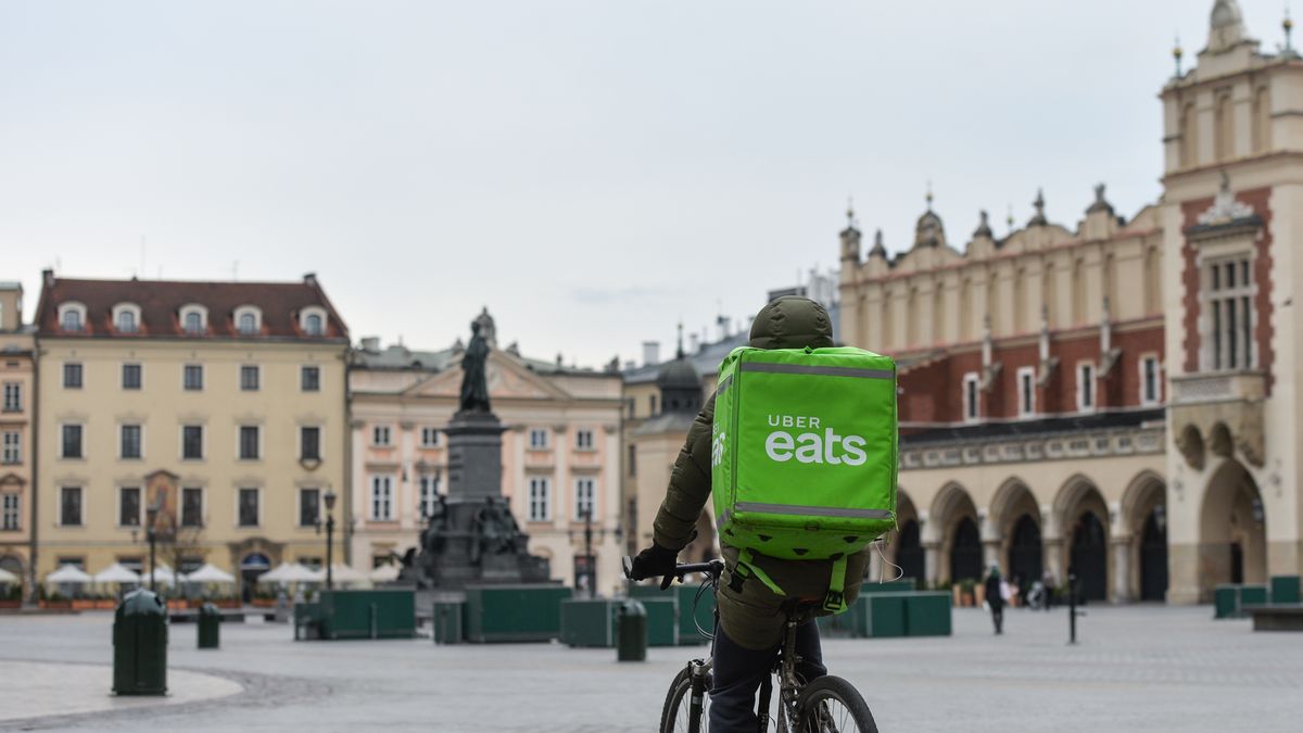 A Uber Eats currier seen in an empty Krakow's Market Square.
Mateusz Morawiecki, the Prime Minister of Poland announced yesterday evening an Epidemic Emergency State in Poland.
WIth another 27 new cases of coronavirus in Poland by 5pm, raising the total count to 452, schools will remain closed until Easter.  
On Saturday, March 21 2020, in Krakow, Poland. (Photo by Artur Widak/NurPhoto via Getty Images)