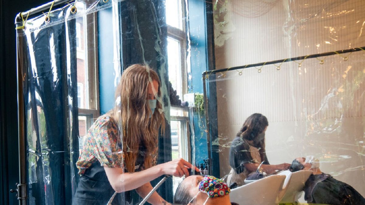 Pracownik salonu fryzjerskiego, mimo zakażenia koronawirusem, chodził do pracy. 