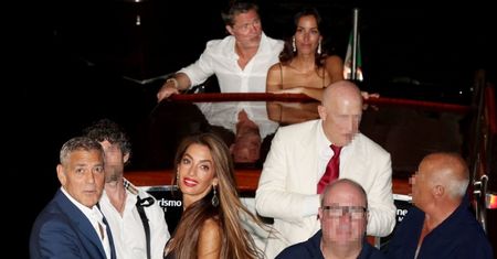 George i Amal Clooneyowie "przyłapani" na PODWÓJNEJ RANDCE z Bradem Pittem i jego o 27 lat młodszą partnerką (ZDJĘCIA)