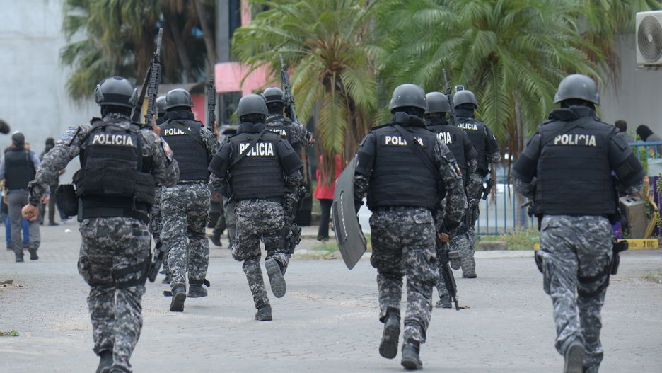 Policjanci na ulicach Ekwadoru
