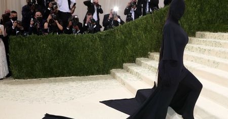 Kim Kardashian WYJAŚNIA ZNACZENIE kontrowersyjnej kreacji z Gali MET 2021