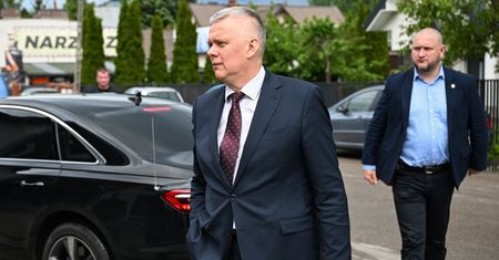 Siemoniak o słowach Nawrockiego. "Ustawki kiboli to przestępstwa"