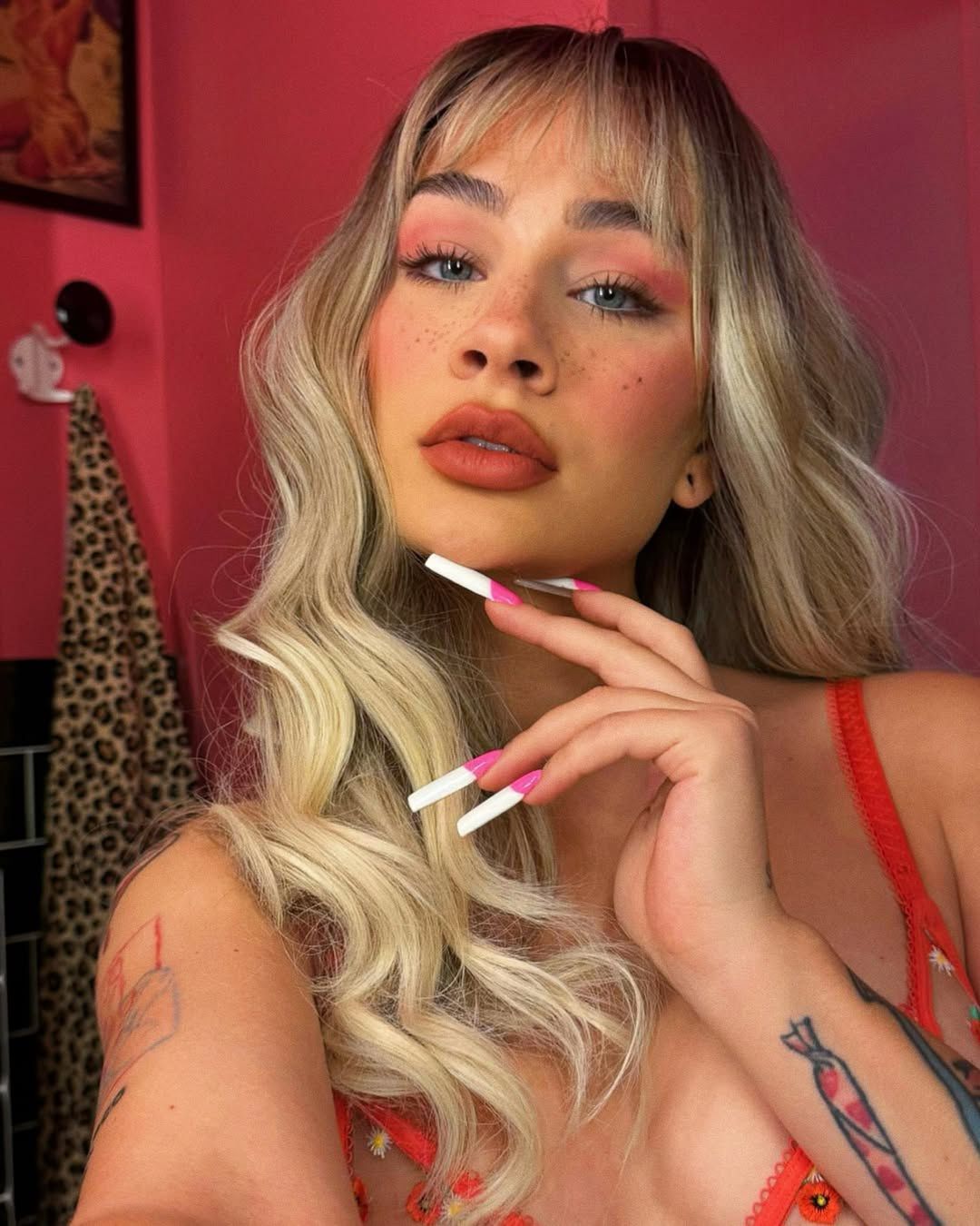 Dziarma pokazuje dom