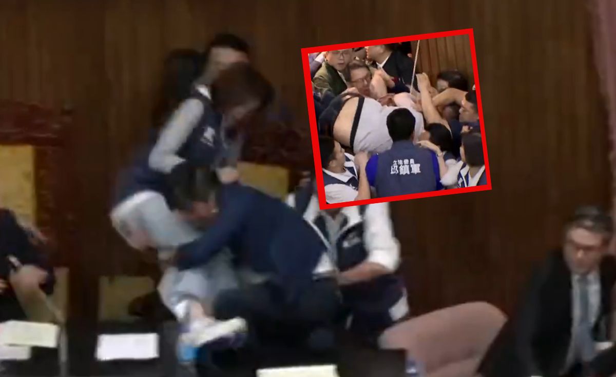 tajwan, parlament, awantura, bijatyka Pobili się w tajwańskim parlamencie. Jeden z nich uciekł z dokumentami