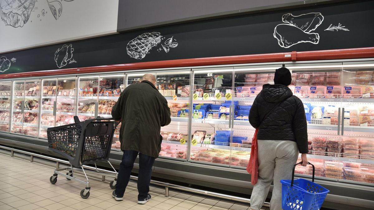 Wiceminister rolnictwa mówił, że nie istnieje żadne zagrożenie dla konsumentów w związku z podejrzeniem wirusa grypy w mięsie drobiowym 