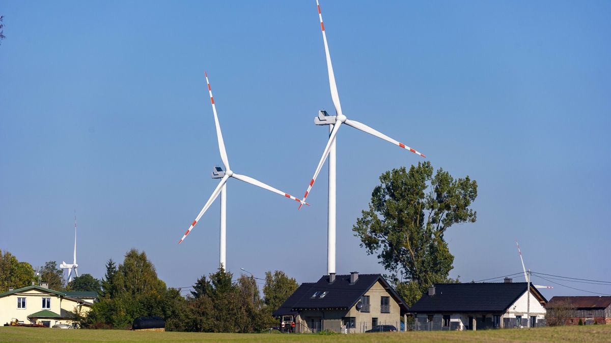 Farma wiatrowa. Elektrownia wiatrowa nad polskimi domami