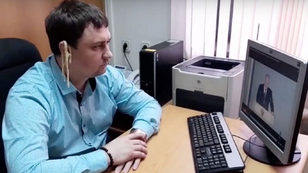 Deputowany słuchał Putina z makaronem na uszach.