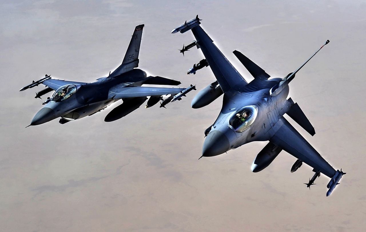 Dwa amerykańskie F-16 podczas misji na Bliskim Wschodzie
