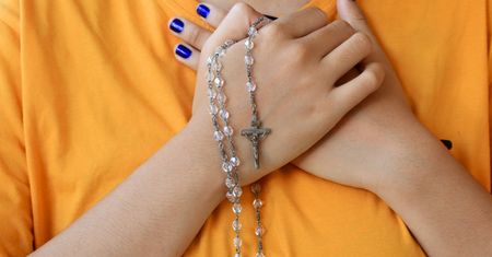 Można nosić różaniec na szyi? Wszystko zależy od intencji