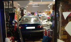 26-latka z impetem wjechała w sklep. "Zaparkowała" między regałami