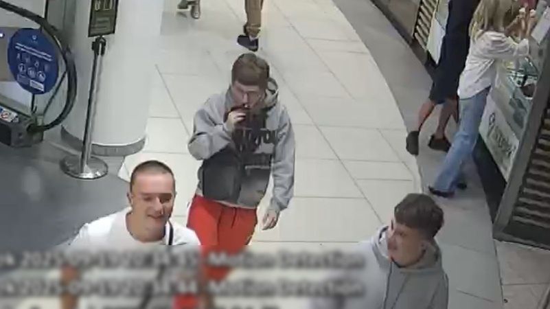 Policja próbuje ustalić tożsamość tych mężczyzn.