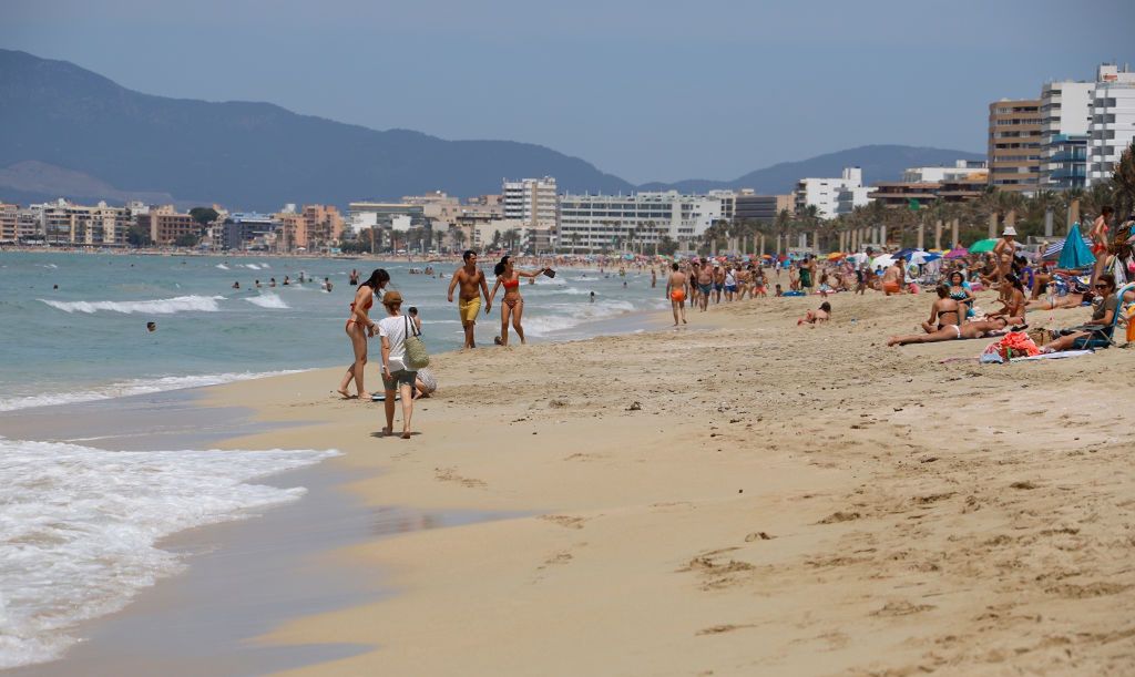 Turyści na plaży w Palmie na Majorce