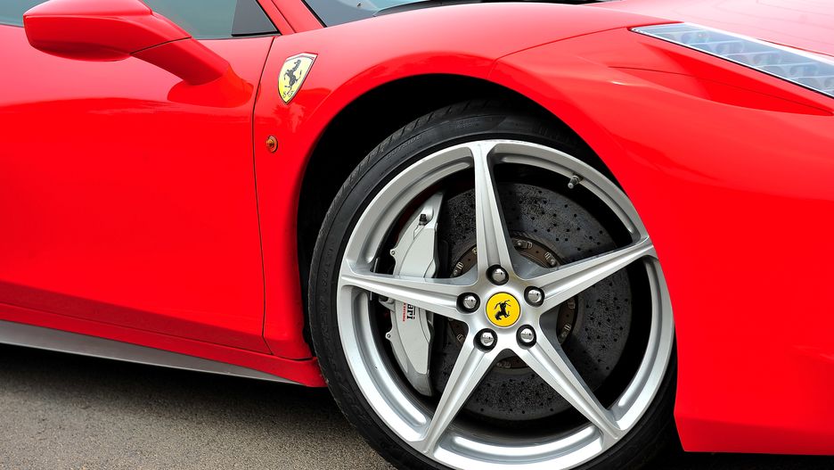 Kupił Ferrari 458 Italia za gotówkę. Przyniósł ją w torbie 