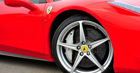 Wrzucił gotówkę do reklamówki z dyskontu. Poszedł kupić Ferrari