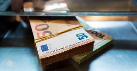 Fałszywe banknoty. Oszukali obcokrajowca na 300 tys. euro