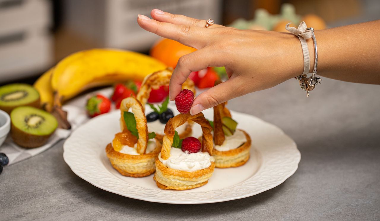Koszyczki owocowe wypełnij tak, jak lubisz. To jedne z najbardziej uroczych deserów