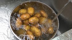 Sposób na zapalenie oskrzeli. Okład z ziemniaków (WIDEO)