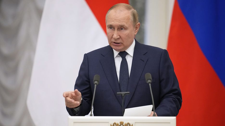 Russian President Vladimir Putin attends a joint news conference with Indonesian President Joko Widodo after their meeting in the Kremlin in Moscow, Russia, 30 June 2022. Widodo is on a peace-building mission visit to Russia and Ukraine to urge his Russian and Ukrainian counterparts to open for dialogue and ceasefire. EPA/ALEXANDER ZEMLIANICHENKO/AP POOL / POOL Dostawca: PAP/EPA.