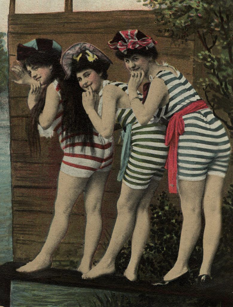 Trzy dziewczęta w strojach kąpielowych. Pocztówka z lat 20. XX wieku