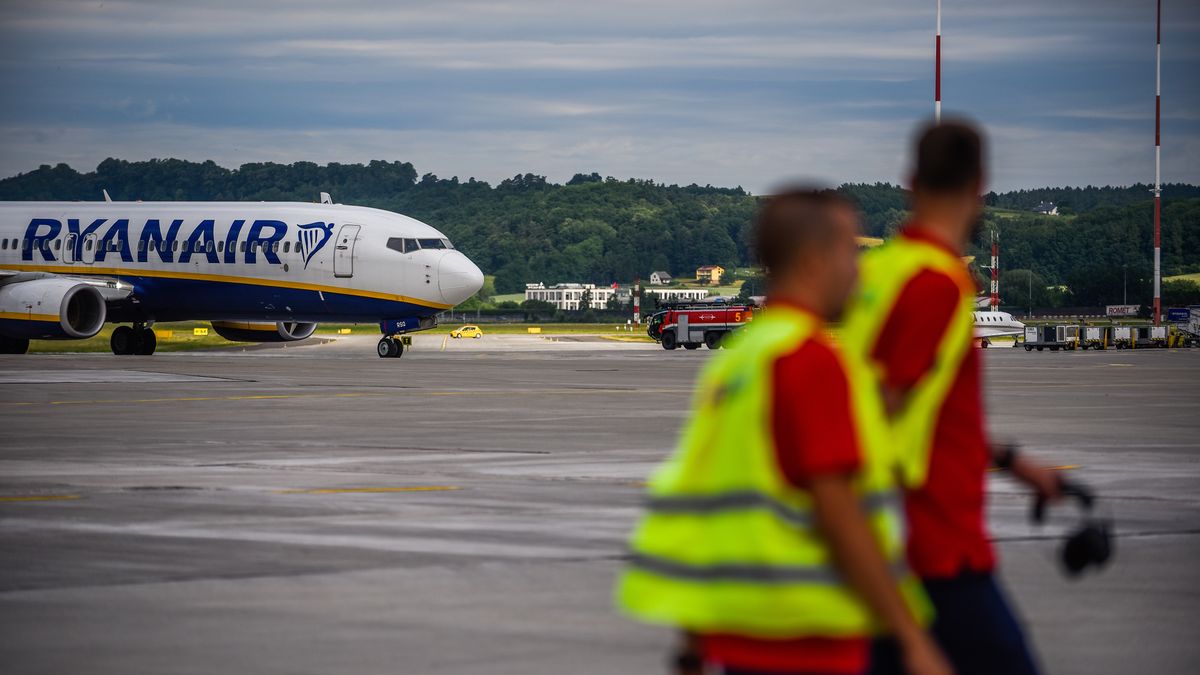 Krakow Airport Launches New York Flight
KRAKOW, POLAND - JUNE 25: A Ryanair aircraft Boeing 737-800 prepares to take off at Krakow Airport on June 25, 2021 in Krakow, Poland. Polish Airlines LOT reopen the non stop route connecting Krakow airport to New York's JFK airport. On June 24, the government announced that Poles returning from outside the Schengen zone or the European Economic Area will be required to quarantine in order to tackle the spread of the Delta strain of coronavirus. (Photo by Omar Marques/Getty Images)
Omar Marques