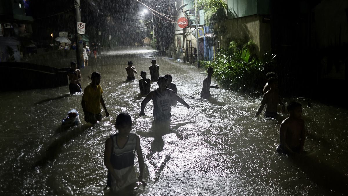 Tajfun Wipha przechodzi przez Filipiny