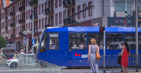 Luzowanie obostrzeń. Koniec z limitami w MPK Wrocław. Więcej osób w tramwajach i autobusach