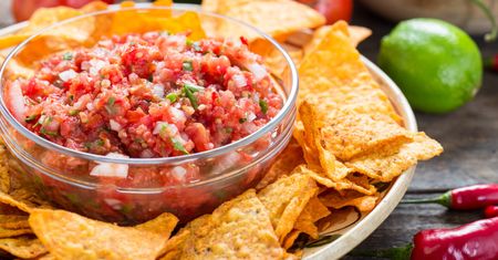 Najlepsza pod słońcem salsa do nachosów. Przepis Jamiego Olivera nie zawodzi