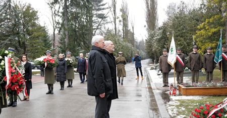 Macierewicz zaprzecza, że doszło do kłótni. Scena hitem internetu