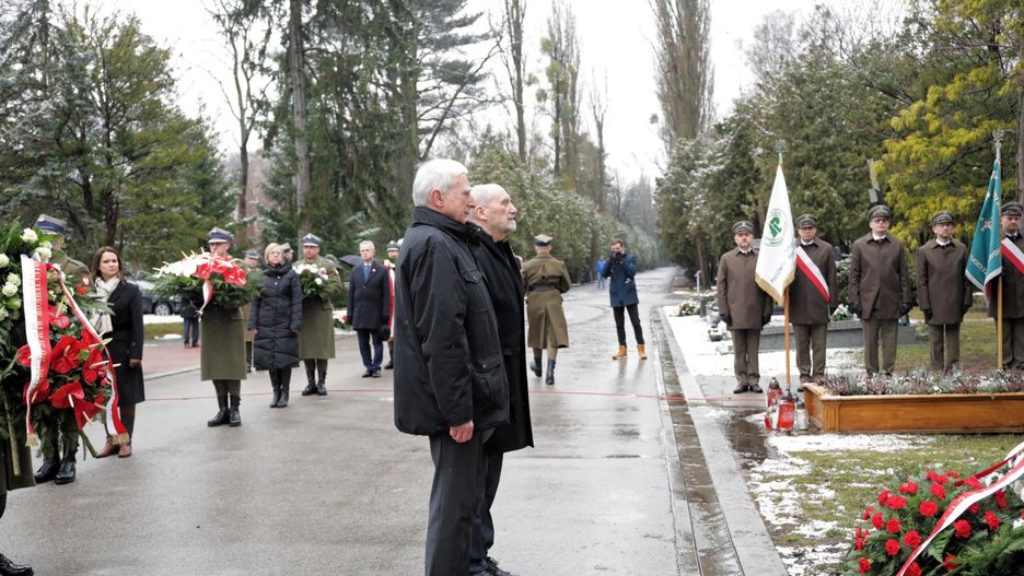 Posłowie PiS Piotr Naimski i Antoni Macierewicz podczas złożenia kwiatów na grobie Jana Olszewskiego na Cmentarzu Powązkowskim