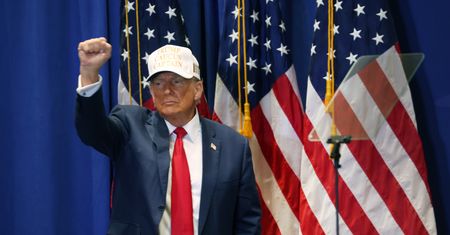 Trump mówił o III wojnie. Incydent na wiecu, kobieta wyprowadzona siłą