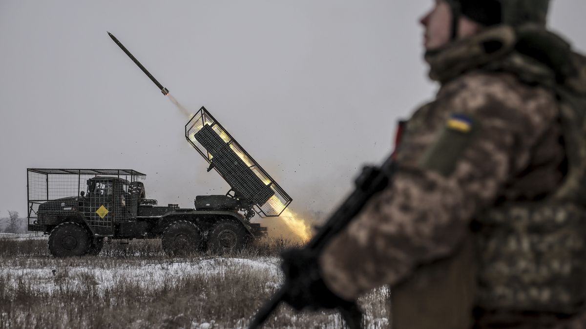 A handout photo made available by the press service of the 24th Mechanized Brigade of the Ukrainian Armed Forces on 16 January 2026 shows servicemen firing BM-21 Grad MRLS toward Russian positions near the city of Chasiv Yar in Donetsk region, Ukraine, 15 January 2026, amid the ongoing Russian invasion. EPA/PRESS SERVICE OF THE 24 MECHANIZED BRIGADE HANDOUT HANDOUT EDITORIAL USE ONLY/NO SALES Dostawca: PAP/EPA.