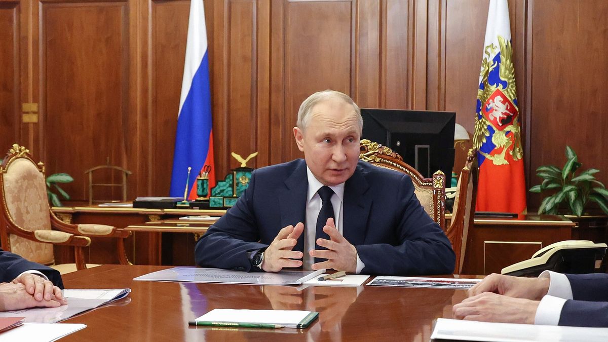 Russian President Vladimir Putin (C) meets with Transport Minister Vitaly Savelyev (L) and Russian Railways CEO Oleg Belozerov (R) at the Kremlin, in Moscow, Russia, 05 June 2023. The airport of Mariupol may start functioning in 2024-2025, the airports of Donetsk, Luhansk, Kherson and Zaporozhye will be activated a little later due to the destruction, the head of the Ministry of Transport Vitaly Savelyev said at a meeting with Russian President Vladimir Putin. EPA/MIKHAEL KLIMENTYEV/SPUTNIK/KREMLIN POOL MANDATORY CREDIT Dostawca: PAP/EPA.