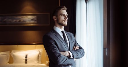 Męska elegancja w atrakcyjnej cenie. Wybierz stylowy garnitur na różne okazje
