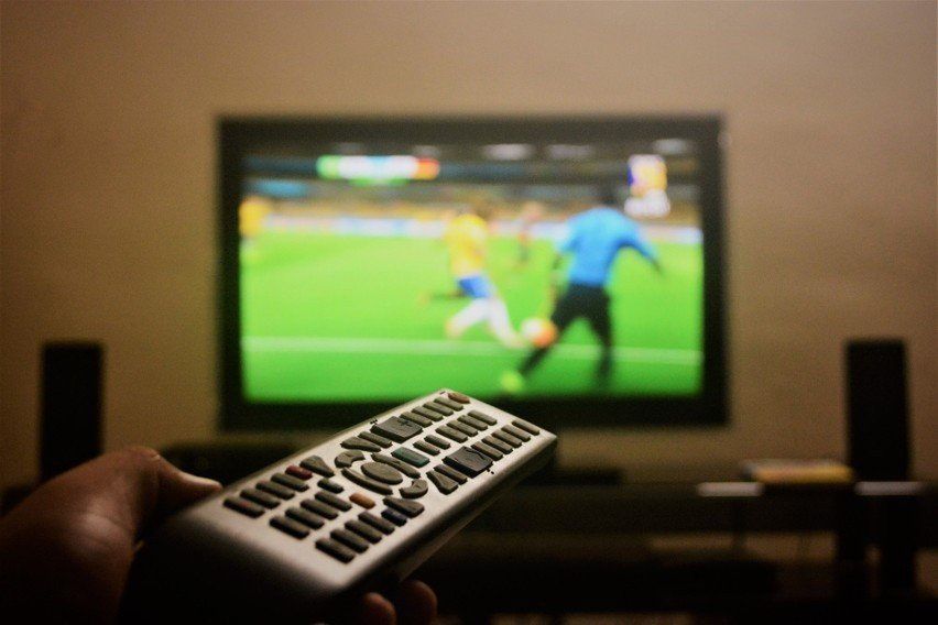 Należy pamiętać, że opłata dokonywana na rzecz telewizji kablowej, satelitarnej czy platformy cyfrowej nie zwalnia z obowiązku wnoszenia opłat abonamentowych. Konieczność uiszczania opłat abonamentowych wiąże się z używaniem odbiornika radiowego lub telewizyjnego, a nie z treścią emitowanych programów!