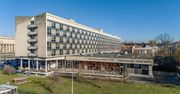 Kraków: Taras dawnego hotelu Cracovia zakryty plandeką. Architektoniczna perełka powoli się sypie?