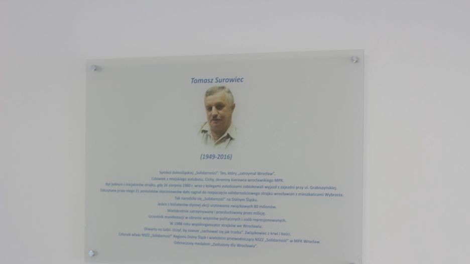 Wrocław. Tomasz Surowiec uhonorowany przez MPK. "Człowiek, który zatrzymał Wrocław"