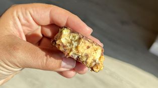 Zdrowsza wersja Snickersa, którą zrobisz w niecałe pół godziny. Po jednym kawałku trudno się zatrzymać