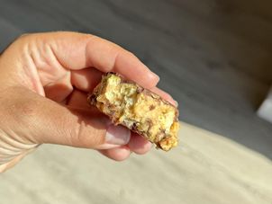 Zdrowsza wersja Snickersa, którą zrobisz w niecałe pół godziny. Po jednym kawałku trudno się zatrzymać