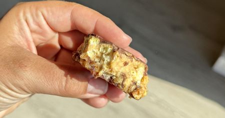 Zdrowsza wersja Snickersa, którą zrobisz w niecałe pół godziny. Po jednym kawałku trudno się zatrzymać