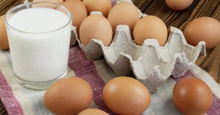 Co zamiast mleka i jajek? Zamienniki, które znajdziesz w swojej kuchni
