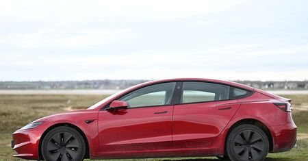 Autopilot Tesli niebezpieczny? Raport ujawnia kolizje i wypadki