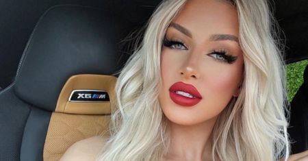 Caroline Derpienski wozi się autem za 1,4 mln zł w sukience za 180 złotych. Na kolanach torebka Gucci. Dolarsowo?