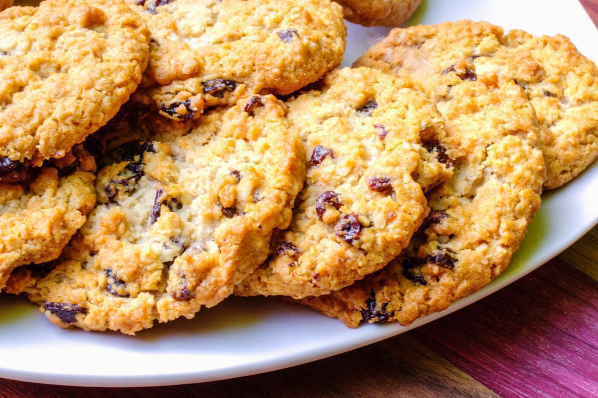 Adding a few ingredients to oat flakes for sugarless, crunchy cookies