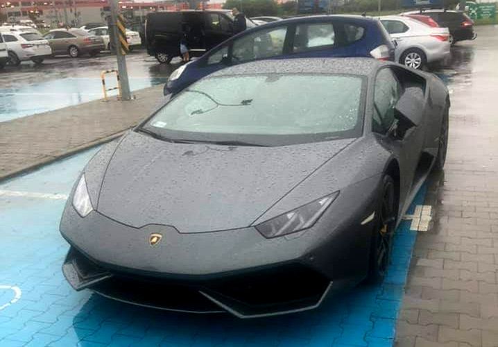 Kierowca tego lamborghini przesadził. Zajął dwa miejsca dla niepełnosprawnych